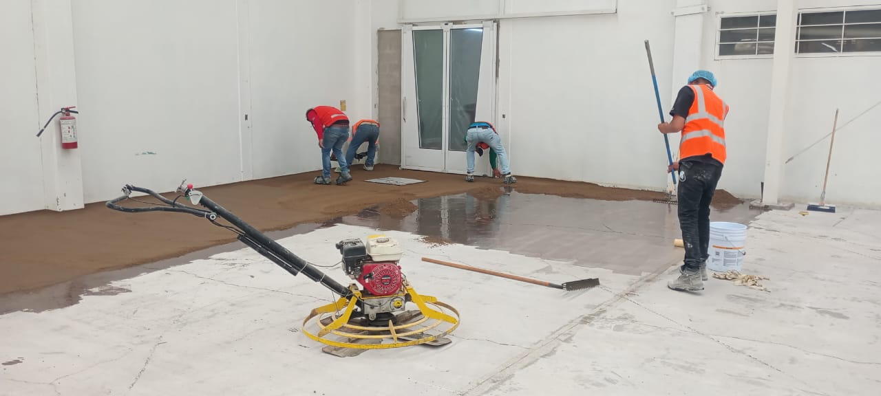1. Preparación y reparación del piso. Se corrigen grietas, desniveles y zonas dañadas antes de aplicar el mortero epóxico.